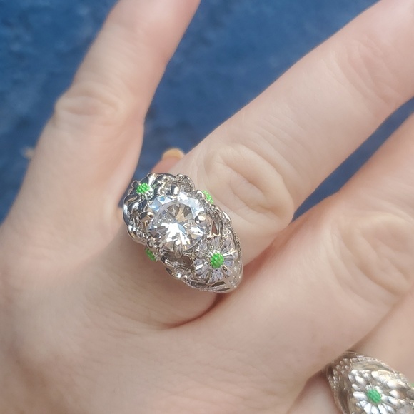 New Round Cubic Zirconia Daisy Silver Ring. - Picture 4 of 9